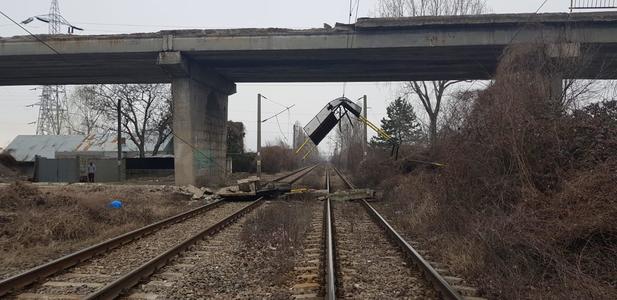 Prahova: Circulaţie feroviară blocată, după ce balustrada unui pod rutier a căzut pe linia de cale ferată şi a rupt firul de contact. FOTO