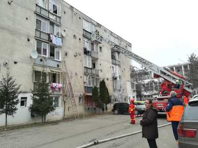 Mureş: Optsprezece persoane evacuate dintr-un bloc din Reghin, după ce într-un apartament a izbucnit un incendiu. FOTO