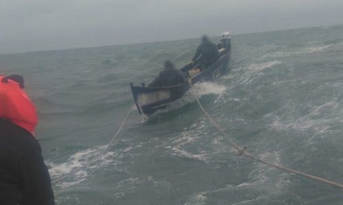 Ambarcaţiune de pescuit, cu două persoane la bord, rămasă fără propulsie în Marea Neagră, adusă la ţărm de poliţiştii de frontieră - VIDEO, FOTO

