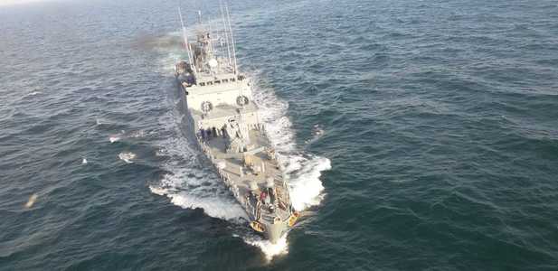 Ambarcaţiunea de pescuit în care se aflau trei persoane şi care a dispărut în Marea Neagră, căutată cu un elicopter şi o corvetă ale Forţelor Navale Române. FOTO