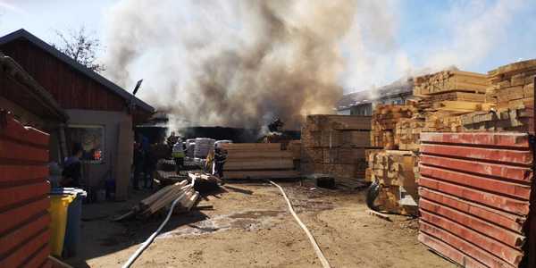 Incendiu la o hală cu materiale de construcţii, în Baloteşti; intervin mai multe autospeciale de pompieri. FOTO/ VIDEO