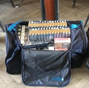Bărbat prins cu 12.000 de ţigări de contrabandă asupra sa, în apropierea unei pieţe din Bucureşti