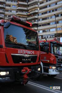 Explozie într-un apartament de la parterul unui bloc din Cluj-Napoca; s-au produs mai multe mici incendii în locuinţă, aceasta fiind inundată cu fum. VIDEO