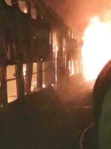 Caraş-Severin: Trei vagoane de tren dezafectate, cuprinse de un incendiu în gară la Caransebeş. Focul s-a extins şi la o clădire învecinată. FOTO, VIDEO