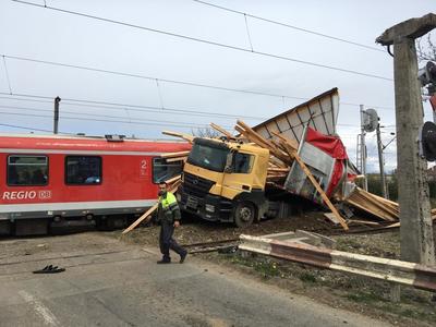 UPDATE - Opt persoane rănite după ce un tren a lovit un TIR, în Bistriţa-Năsăud. FOTO
