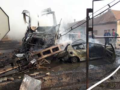 TIR cuprins de flăcări, pe DN 6, în judeţul Caraş-Severin, după un accident rutier; focul s-a extins şi la un autoturism şi la o construcţie de pe marginea şoselei. FOTO