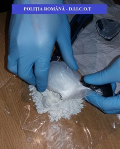 Tânăr din Marea Britanie, cercetat de poliţişti după ce în camera pe care a închiriat-o în Mamaia au fost găsite cocaină şi amfetamină