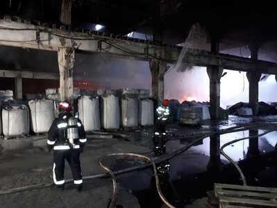 Dâmboviţa: Incendiu la un depozit de vopsea într-un parc industrial; flăcările s-au propagat şi la o hală cu polistiren. FOTO/ VIDEO