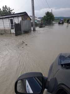 Buzău: 12 persoane, evacuate din locuinţe din cauza unei viituri care le-a inundat gospodăriile; casele au rămas izolate pe malul drept al Nişcovului