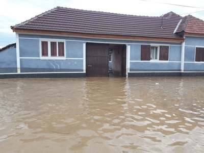 Sudul judeţului Alba, afectat de o viitură: 22 de persoane surprinse în locuinţe sau în autoturisme au fost salvate; nivelul apelor este acum în scădere - FOTO, VIDEO