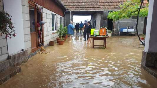 Zeci de gospodării din Timiş, afectate de inundaţii în urma ploilor abundente