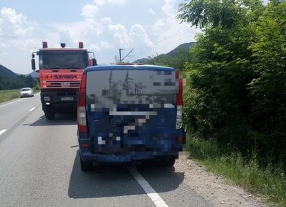 Plan roşu de intervenţie în urma unui accident rutier în care au fost implicate 13 persoane, în Caraş-Severin; o persoană a fost transportată la spital. FOTO