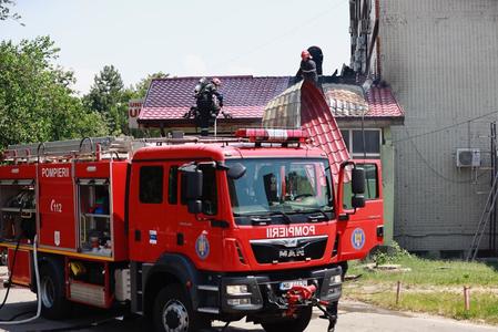 Un incendiu puternic a cuprins trei case din municipiul Galaţi; doi pompieri au avut nevoie de îngrijrile medicilor. VIDEO