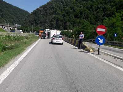 Trafic blocat pe DN 7, pe sensul Sibiu - Râmnicu Vâlcea, după ce un TIR plin cu sare s-a răsturnat; nu s-au înregistrat victime