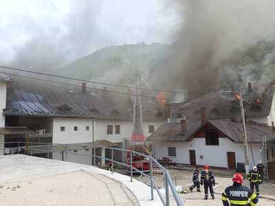 Alba: Intervenţia de la Mănăstirea Râmeţ, extrem de dificilă din cauza cantităţii mari de vată minerală care emite o radiaţie termică puternică; 66 de pompieri militari intervin