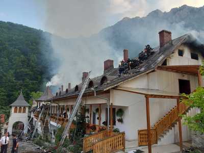 Cauza incendiului de la Mănăstirea Râmeţ a fost un scurtcircuit la un conductor electric  din mansardă