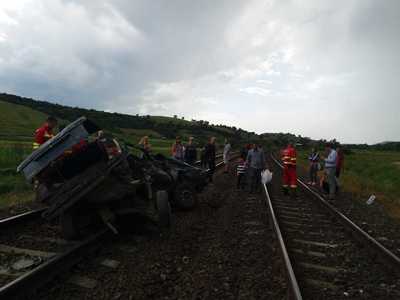 UPDATE Cluj: Două persoane au murit după ce maşina în care se aflau a fost lovită de un tren. Poliţia Cluj: Maşina implicată în accident era radiată din circulaţie, iar bărbatul aflat la volan nu avea permis de conducere FOTO / VIDEO