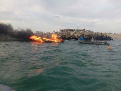 O ambarcaţiune a luat foc la intrarea în Portul Eforie; proprietarul a sărit în apă pentru a se salva - FOTO, VIDEO