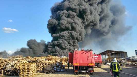 Incendiul izbucnit la un depozit de deşeuri reciclabile din Bihor a fost stins; intervenţia, îngreunată de prezenţa materialelor combustibile şi de lipsa surselor de apă