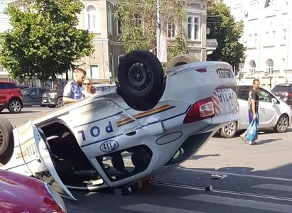 Maşină de poliţie din Bucureşti care se deplasa la o intervenţie, răsturnată în urma unui accident rutier