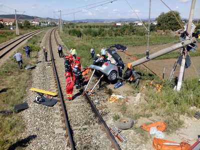 Cluj: Trafic feroviar întrerupt după ce un autoturism a fost lovit de un tren, la Jucu; şoferul este încarcerat. VIDEO