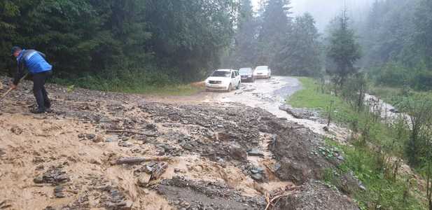 Intervenţie a autorităţilor în zona de munte a judeţului Argeş, unde mai multe autoturisme au rămas blocate din cauza ploilor abundente