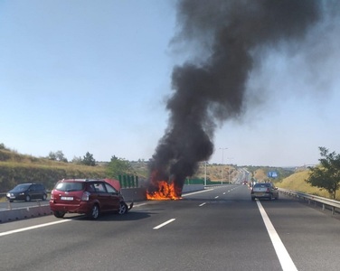 Traficul rutier este blocat pe Autostrada Soarelui, pe sensul către Bucureşti, în zona Cernavodă, după ce o maşină a luat foc - VIDEO