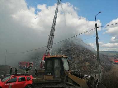 Incendiul de la groapa de gunoi a municipiului Sighişoara a fost stins după circa 18 ore