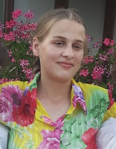 Adolescentă de 16 ani din Târgu Mureş, dată dispărută după ce a ieşit din clădire pentru a merge în curte şi nu s-a mai întors