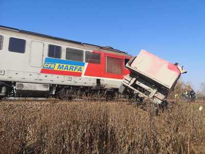Sibiu: Trafic feroviar oprit în zona localităţii Mârşa, după ce un tren plin cu echipamente militare a lovit un camion; locomotiva a deraiat