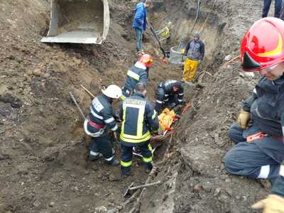 Două persoane au fost surprinse sub un mal de pământ, în Braşov. FOTO