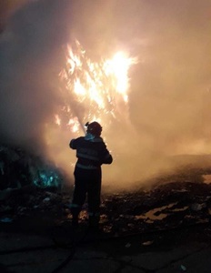 Incendiu la o staţie de sortare a deşeurilor din Râmnicu Vâlcea; ard gunoaie pe o înălţime de şase metri