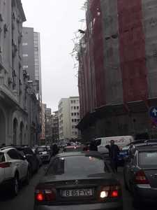 Partea superioară a unei schele de pe o clădire din Bucureşti s-a desprins; bucăţi din schelă au căzut şi au avariat două autoturisme - FOTO, VIDEO