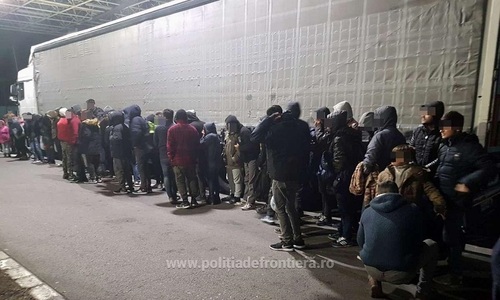 Poliţia de frontieră: 48 de cetăţeni din Irak, Iran, Siria, Afganistan şi India au încercat săiasă ilegal din România ascunţi într-o maşină de marfă - FOTO