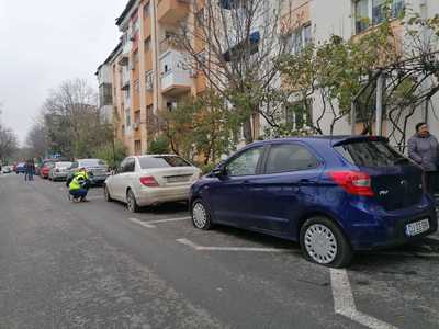 Douăzeci şi cinci de maşini cu anvelopele tăiate, într-un cartier din Craiova