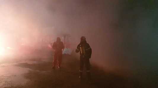Argeş: Incendiu la o hală cu acetonă şi răşini poliesterice; un angajat care a încercat să stingă focul a suferit arsuri pe picioare