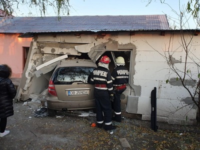 Un autoturism implicat într-un accident rutier a intrat într-un imobil, la Ploieşti - FOTO