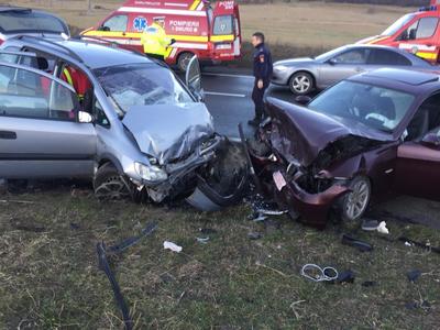 Sibiu: Două maşini s-au ciocnit pe DN 7, după ce un şofer cu experienţă de doar un an a intrat într-o depăşire neregulamentară; zece persoane au fost rănite - FOTO/ VIDEO