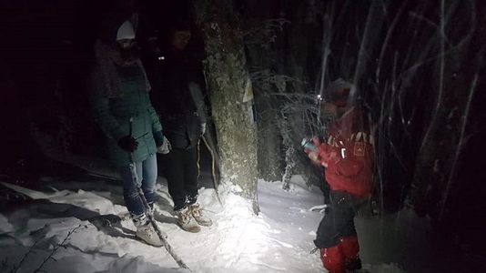 Salvamont Prahova: Doi turişti din Bucureşti s-au aventurat pe munte fără a fi echipaţi, fără a cunoaşte traseul şi fără a avea lanterne - FOTO
