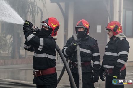 UPDATE - Incendiu la şase proprietăţi din Bucureşti; o persoană a fost rănită