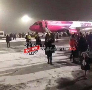 UPDATE - Incident la bordul unei aeronave Wizz Air în care se aflau şi români, înaintea decolării de pe aeroportul din Debreţin/ Explicaţiile reprezentanţilor companiei aeriene - VIDEO