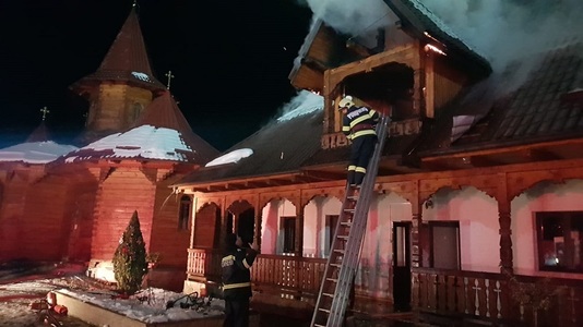 Neamţ: Incendiul de la mănăstirea de maici Petru Vodă, provocat de coşul de fum; au ars cărţi şi obiecte de cult - FOTO
