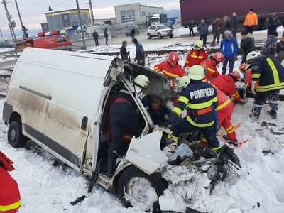 Accident în judeţul Suceava - O persoană a murit iar o alta a fost rănită după ce un tren a lovit un microbuz la o trecere la nivel cu calea ferată - FOTO
