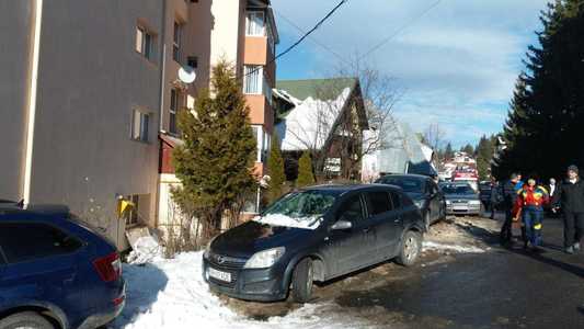 Braşov: Femeie rănită după ce a căzut zăpada de pe un bloc din Predeal, în urma încălzirii vremii; fetiţa care o însoţea a făcut atac de panică