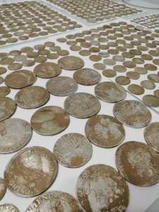 Dâmboviţa: Aproape o mie de monede, de origine spaniolă, românească, poloneză şi turcă, datând din perioada 1500 – 1600, găsite în localitatea Săbieşti