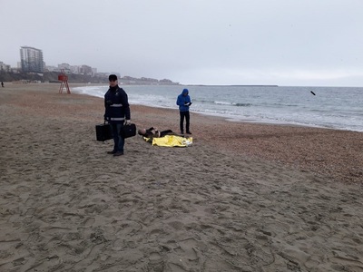Bărbat de 65 de ani, găsit mort pe o plajă din Constanţa

