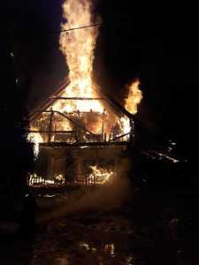 Alba: Cabană turistică din Munţii Şureanu, distrusă de un incendiu; aproximativ zece persoane au reuşit să iasă din construcţia cuprinsă de flăcări - FOTO, VIDEO