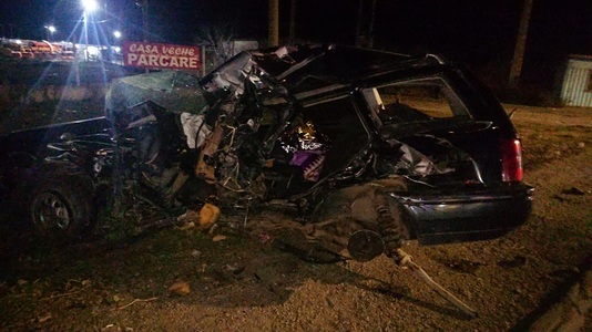 Buzău: Doi soţi din Brăila au murit, după ce maşina în care se aflau a fost lovită de un autocar - FOTO