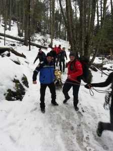 Braşov: Bărbat cu probleme medicale, coborât de jandarmi şi salvamontişti de pe munte până la un echipaj SMURD