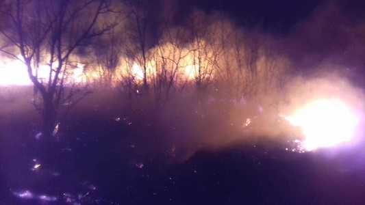Buzău: Puternic incendiu de vegetaţie într-o zonă cu conducte de gaz/ Focul s-a întins pe 150 de hectare, ajungând până în apropierea unei biserici - FOTO/ VIDEO